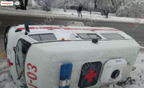 Մերկասառույցի պատճառով «Բերդ» ԲԿ-ի շտապօգնության մեքենան Թեղուտի մոտ կողաշրջվել է. բուժքույրը տեղափոխվել է հիվանդանոց