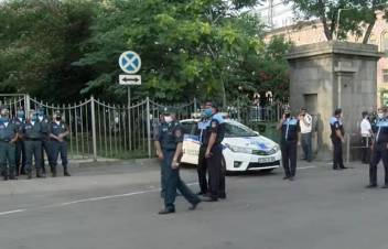Շուտով կսկսվի Գագիկ Ծառուկյանի կալանավորման միջնորդության քննությունը. պատգամավորները դատարանի բակում են