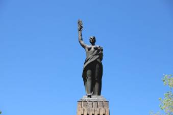 Հարգանքի տուրք Գյումրու «Մայր Հայաստան» հուշահամալիրի Անմար կրակի մոտ