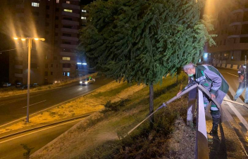 Ջրցան մեքենաները երեկոյան ժամերին ոռոգում են կանաչ գոտիները. Երեւանի քաղաքապետարան