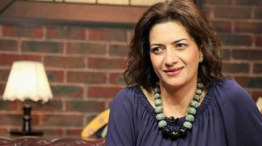 Աննա Հակոբյանը ցուցադրում է պլաստիկե տոպրակների կույտը