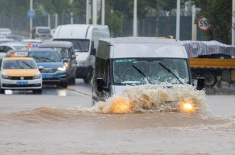 Մոտ 500 աշակերտ արգելափակված է մնացել ջրով շրջապատված դպրոցում (լուսանկար)