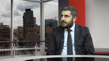 Մի կողմից ունենք Հայաստանի շահերն առաջ տաող Քիմ Քարդաշյան, իսկ մյուս կողմից «ունենք», չնայած ոչ էլ ունենք, անգամ չակերտներով. Փամբուխչյան