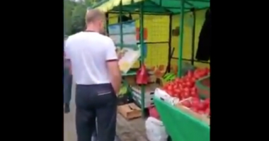 Ռուս տղամարդը հարվածում է ադրբեջանցուն «ապրանքը հայերի համար չէ» գրառման համար (տեսանյութ)