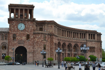 Էլեկտրական լարերի կարճ միացում Կառավարության 1-ին մասնաշենքում. դեպքի վայր է մեկնել 6 մարտական հաշվարկ