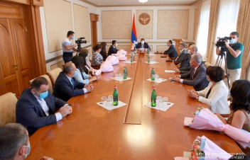 Արցախի նախագահն արժեքավոր նվերներ է հանձնել Կադաստրի և պետական գույքի կառավարման կոմիտեի աշխատակիցներին