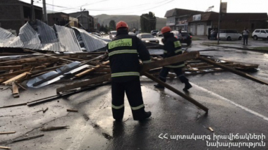 Շենքի տանիքը ուժեղ քամուց վնասվել է և ընկել Ծաղկաձոր տանող ճանապարհի վրա. ԱԻՆ