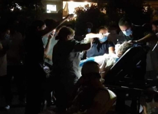 Բեյրութի բժիշկները հեռախոսի լույսի տակ վիրահատում են պայթյունից տուժածին