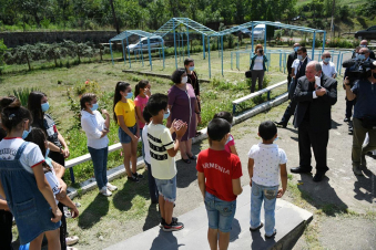 Նախագահ Սարգսյանն այցելել է սահմանամերձ Չինարի գյուղ. տեսանյութ