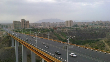 Քաղաքացին ցանկանում է ինքնասպանություն գործել՝ նետվելով Երևանի Դավթաշեն կամրջից