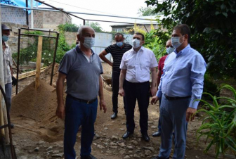 Տավուշի մարզպետն ու ՏԿԵ փոխնախարարը ծանոթացել են հրետակոծված տների վերականգնման աշխատանքներին