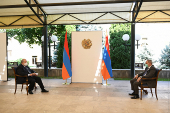 «Այս ծանր օրերը պետք է սկիզբը դառնան ապագա վերելքի». Արմեն Սարգսյանն աշխատանքային հանդիպում է ունեցել Նիկոլ Փաշինյանի հետ