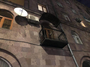 Շենքի բնակիչը մեկ գիշերվա մեջ պատշգամբ է «հարմարեցրել»