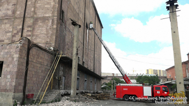 Պայթեցման հերթական փորձից հետո «Ձյունիկ սառնարան»-ի շենքը մասամբ փլվեց