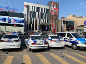 Ոստիկանությունը մեծ թվով ուժեր է կենտրոնացրել դատարանի բակում. լուսանկարներ