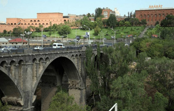 Քաղաքացին ցանկանում է ինքնասպան լինել. Հաղթանակի կամրջի մոտ են փրկարարները