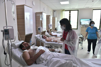 Աննա Հակոբյանը տեսակցել է վիրավորներին