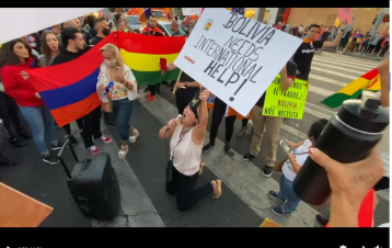 Բոլիվիացի կինը ծնկաչոք լացում է և խաղաղություն աղերսում Հայաստանի և Բոլիվիայի համար. տեսահոլովակ