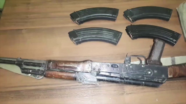 Վարդենիսի ոստիկանները Արցախից բերված «Կալաշնիկովի» ինքնաձիգ են հայտնաբերել (տեսանյութ)