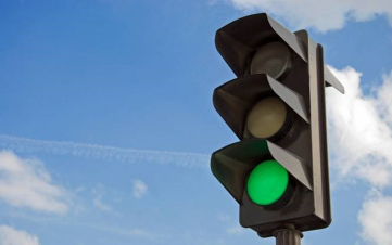 Երևանի մի շարք փողոցների լուսացույցներ տեղակայվել են երթևեկելի մասի վրա