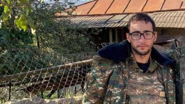 Ռազմաճակատ օգնության շտապող բժիշկը վիրավոր զինվորի համար փրկության հույս է