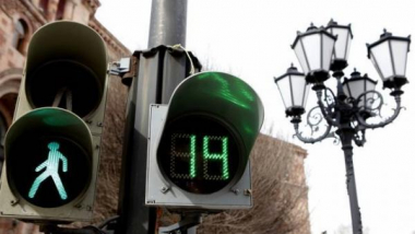 Տիգրան Մեծի պողոտա - Խանջյան - Ագաթանգեղոսի փողոցներ խաչմերուկի լուսացույցները տեղակայվել են երթևեկելի մասի վրա