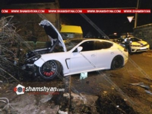 Երևանում 26-ամյա վարորդը Porsche Panamera–ով տապալել է ծառը