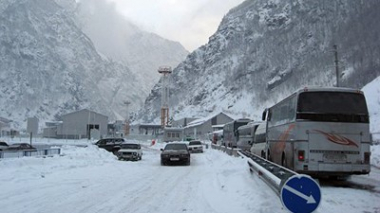 Լարսի ճանապարհը բաց է բոլոր մեքենաների համար. ռուսական կողմում դեռ կուտակված է 500 բեռնատար