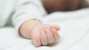 Հարուցվել է քրեական գործ մանկահասակ երեխայի մահվան դեպքի առթիվ. փոքրիկի մայրը, խորթ հայրը և խորթ տատը ձերբակալվել են