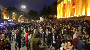 Թբիլիսիում երիտասարդներն անհնազանդության երթ են կազմակերպել պարետային ժամին