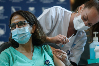 Իսրայելը COVID- ի դեմ պատվաստում է նաեւ օտարերկրյա քաղաքացիներին եւ ապաստան հայցողներին