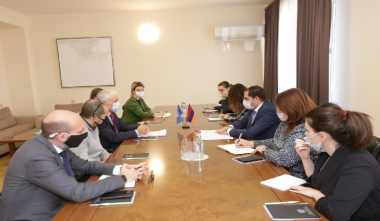 Սուրեն Պապիկյանը կարևորել է տեղահանված քաղաքացիների խնդիրները. հանդիպում Շոմբի Շարփի հետ