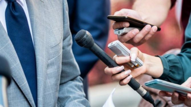 Մասնագետները դեմ են ԶԼՄ-ով պետական ծառայողին վիրավորելը, զրպարտելը քրեականացնելուն