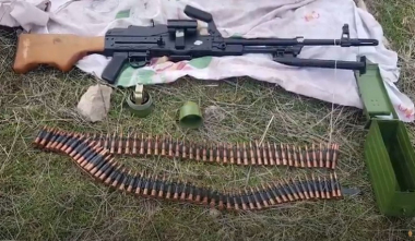 Ոստիկանության բաժիններում քաղաքացիները «Կալաշնիկովի» գնդացիրներ ու ինքնաձիգներ են հանձնել