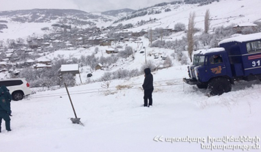 Փրկարարներն արգելափակումից դուրս են բերել 7 ավտոմեքենա, 15 քաղաքացու ցուցաբերել օգնություն