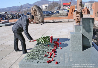 Արցախի նախագահը հարգանքի տուրք է մատուցել Սումգայիթի ջարդերի զոհերի հիշատակին