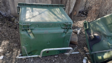 Աղբամաններից մեկը այրվել է, մյուսի անվադողերը գողացել են