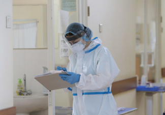 COVID-19-ի դեմ պատվաստվելուց հետո բժիշկը կնոջ համար անսովոր դեղատոմս է գրել