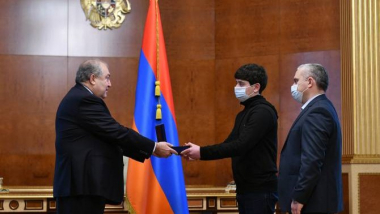 Նվիրումը հայրենիքին, ամենօրյա կարգապահ աշխատանքը պետք է գնահատվեն. ՀՀ նախագահը պետական բարձր պարգևներ է հանձնել