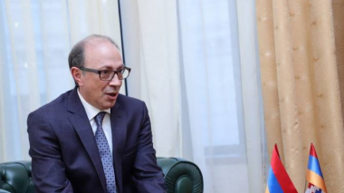 Արա Այվազյանը պատասխանում է լրագրողների հարցերին