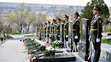 Բարձրաստիճան պաշտոնյաները Եռաբլուրում հարգանքի տուրք են մատուցել Ապրիլյան պատերազմի զոհերի հիշատակին