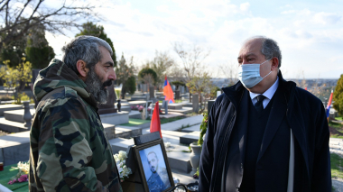 ՀՀ նախագահին Եռաբլուրում ուղեկցել են մարտական գործողությունների ժամանակ վիրավորված ՀՀ ԶՈՒ նախկին ժամկետային զինծառայողներ