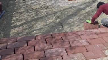 Ներհամայնքային ճանապարհի և բակերի սալարկում տեղական քարով. Սուրեն Պապիկյան