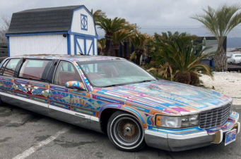 Ճապոնացի թյուներները Cadillac-ը վերածել են վարդագույն սրահով և ներսում կախված բյուրեղապակյա ջահով լիմուզինի (լուսանկարներ)