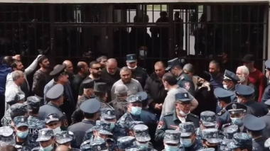 ՊՆ շենքի մոտ լարված իրավիճակ էր. անհետ կորածների և գերիների ծնողները փորձում էին կոտրել գլխավոր մուտքի դարպասը