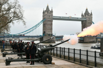 Մեծ Բրիտանիայում թնդանոթային համազարկերով հարգել են արքայազն Ֆիլիպի հիշատակը (տեսանյութ)