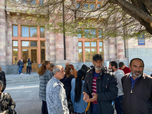 Անհետ կորած զինծառայողների հարազատները հարձակվեցին News.am-ի նկարահանող խմբի վրա