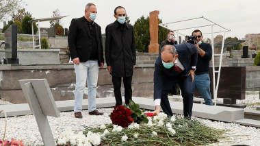 Նիկոլ Փաշինյանը հարգանքի տուրք է մատուցել Կոմանդոսի հիշատակին. լուսանկարներ