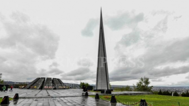 1920 թ-ին Վրթանես Փափազյանը դիմեց Առաջին հանրապետության պառլամենտին՝ ապրիլի 12-ը համազգային սգո օր հայտարարելու համար