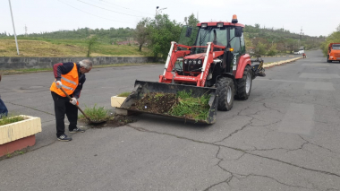 «Կանաչապատում և շրջակա միջավայրի պահպանություն» ՀՈԱԿ-ի աշխատակիցները խնամում եմ Ծիծեռնակաբերդի հարակից կանաչ գոտիները